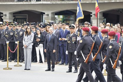 La nova fornada de policies desfilant davant de les autoritats.