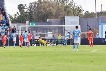 Ratti va aturar-li un penal a Bebé a la primera meitat.