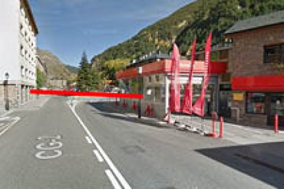 ENTRADA NORD. La rotonda que dona accés a la urbanització Els Refugis, situada a uns 500 metres del punt d’inici, serà el punt final del projecte.