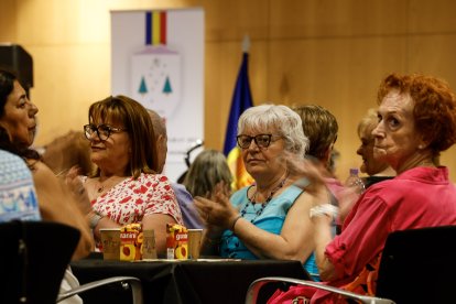 Algunes assistents a l'assemblea aplaudint