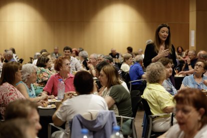 La ministra de Salut, Helena Mas, saludant els padrins