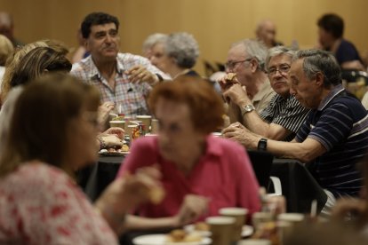 Els padrins berenant durant l'assemblea