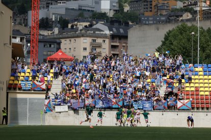 Els jugadors de la Ponferradina celebrant el gol amb l'afició visitant.