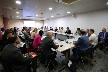 Els funcionaris i l’executiu a la reunió de negociació.