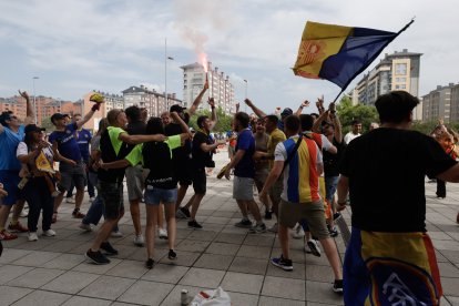Els aficionats encenen una bengala i proclamen càntics per arengar l'equip