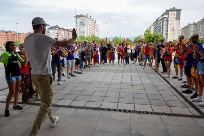 Gerard Piqué saludant els aficionats