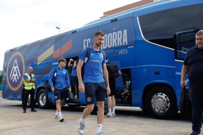 L'autobús de l'FC Andorra arriba a l'estadi