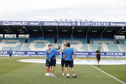 Els jugadors tricolors trepitjant la gespa