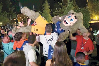 L’afició tricolor manteja a la mascota.