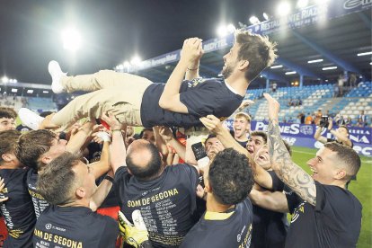 Els jugadors es van atrevir a mantejar el màxim accionista del club, Gerard Piqué, ahir a El Toralín.