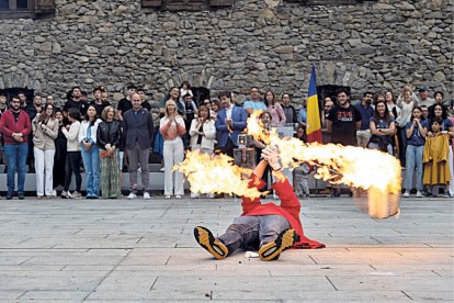 Un fallaire a la plaça del Consell General.