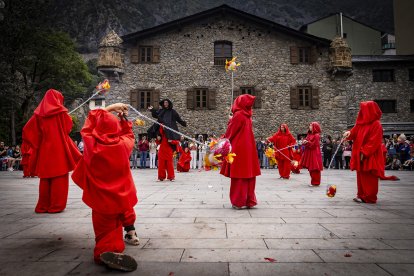 Els fallaires fent rodar les falles a la plaça del Consell General.