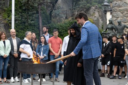 El síndic general, Carles Ensenyat, amb la flama del Canigó.