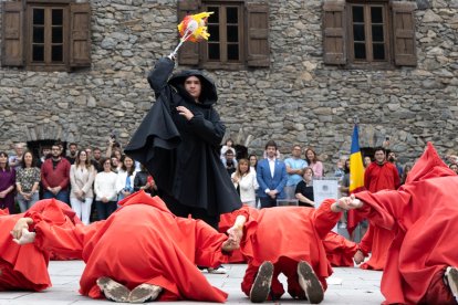 Un fallaire fent rodar la falla a la plaça del Consell General.