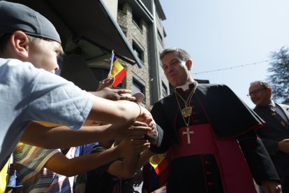 El copríncep episcopal, Josep-Lluis Serrano Pentinat, saludant els escolars