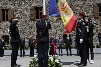 La hissada de la bandera per part dels policies