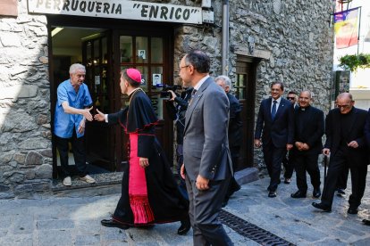 El Copríncep episcopal, Josep-Lluís Serrano Pentinat, saludant als ciutadans.