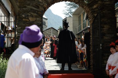 Els capitans i deseners del sometent esperant han format un passadís d'honor a Josep-Lluís Serrano.