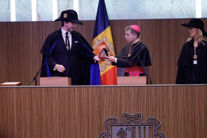El síndic general, Carles Ensenyat, fent entrega de la medalla del Copríncep a Josep-Lluís Serrano Pentinat.
