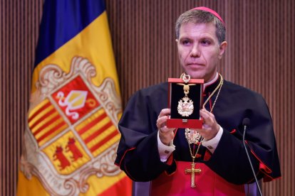 El Copríncep episcopal, Josep-Lluís Serrano Pentinat, mostrant la medalla del Copríncep al Consell General.