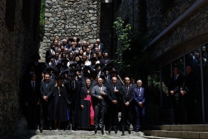 Josep-Lluís Serrano amb totes les autoritats a les escales de Casa de la Vall.