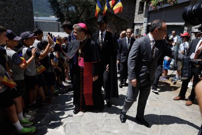 El Copríncep episcopal, Josep-Lluís Serrano Pentinat, acomiadant-se dels joves que l'esperaven a les portes de la plaça del Consell General.