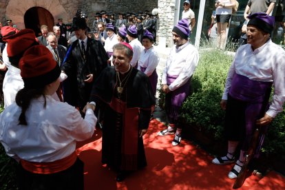 El Copríncep episcopal, Josep-Lluís Serrano Pentinat, saludant al sometent.