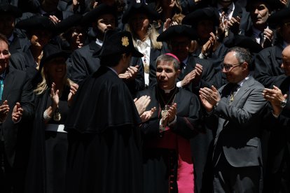 El Copríncep episcopal, Josep-Lluís Serrano Pentinat, parlant amb el síndic general, Carles Ensenyat, a les escales de Casa de la Vall.