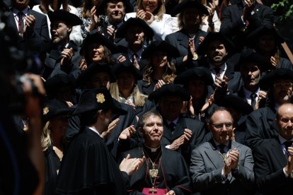 El Copríncep episcopal, Josep-Lluís Serrano Pentinat, amb les autoritats després de la fotografia a les escales de Casa de la Vall.