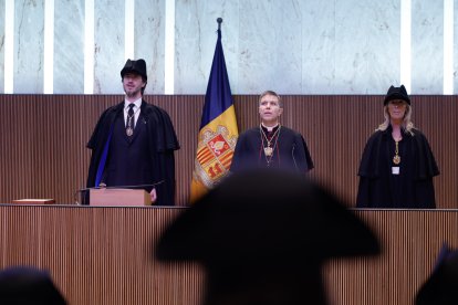 El Copríncep episcopal, Josep-Lluís Serrano Pentinat amb els síndics generals mentre sonava el gran Carlemany.