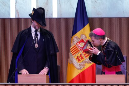 El Copríncep episcopal, Josep-Lluís Serrano Pentinat, besant la medalla de Copríncep.