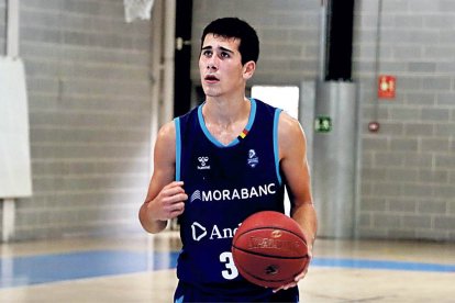 L’Ignasi, jugant a bàsquet.