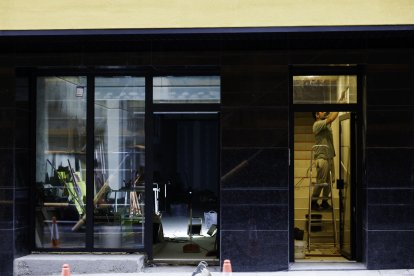 Un paleta treballant a edifici del número 28 de l’avinguda Santa Coloma.