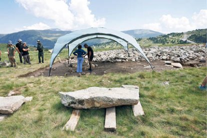 La llosa que cobria el túmul del Cubil.