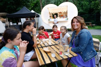 Nenes menjant en una parada del Serenalla Market.