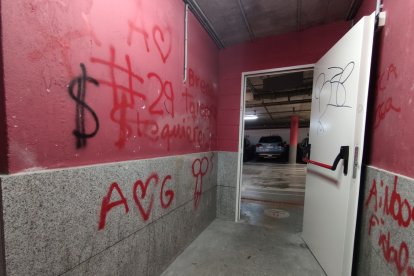 Porta d’accés a l’aparcament.