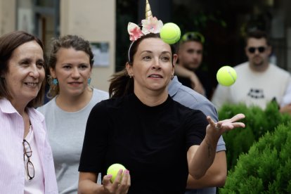 La cònsol menor, Sofia Cortesao, en una de les activitats de la gimcana que ha preparat la Colla laurediana.