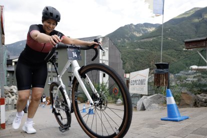 Una participant a la Cronoescalada del Solà, fent un tros de la prova caminant.