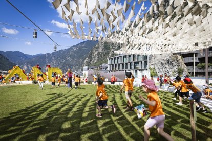 Obertura de la plaça del Poble, ahir al matí.