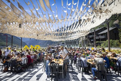 La zona d’ombra de la plaça va omplir-se de comensals.