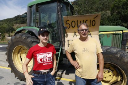 Laia Angrill i Joan Guitart abans de començar la tractorada de protesta a la Seu