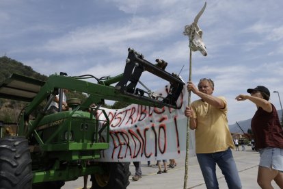 Els pagesos instal·lant les pancartes als tractors avui a Monferrer