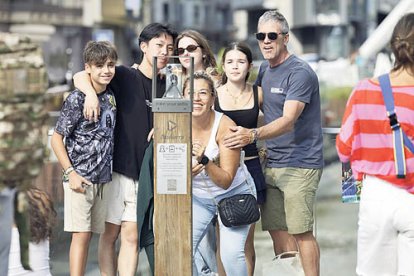 Un grup familiar de turistes fent-se una ‘selfie’ a la plaça de la Rotonda, ahir.