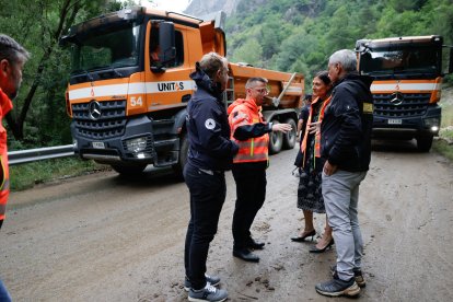 Treballs de neteja de la carretera entre Andorra i Catalunya, ahir.