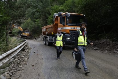 Els geòlegs treballant sobre el terreny