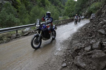 Algunes motocicletes circulant per la carretera d'Os de Civís