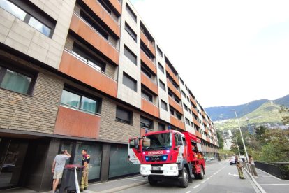 Els bombers al local on s'ha originat l'incendi