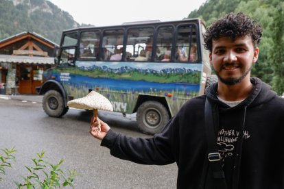 Un guia d’Os en arribar d’una excursió amb turistes francesos.