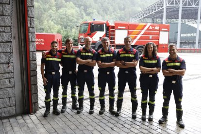 Els set bombers que han treballat a Astúries.