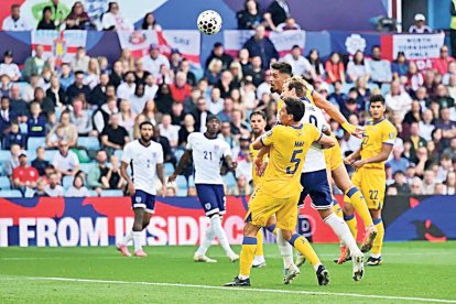 Christian García colpeja amb el cap i, en pròpia porta, fa el primer gol d’Anglaterra.